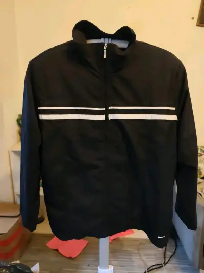 Chaqueta negra con líneas blancas - miniatura 1