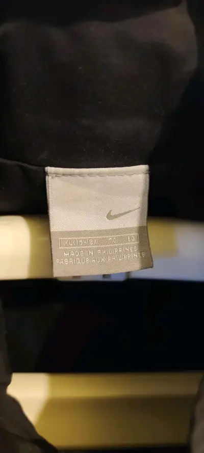 Chaqueta negra con líneas blancas - miniatura 2