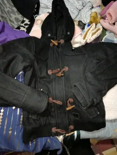 Abrigo tipo chaqueta negra con capucha - miniatura 1