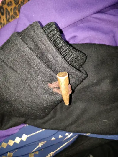 Abrigo tipo chaqueta negra con capucha - miniatura 3