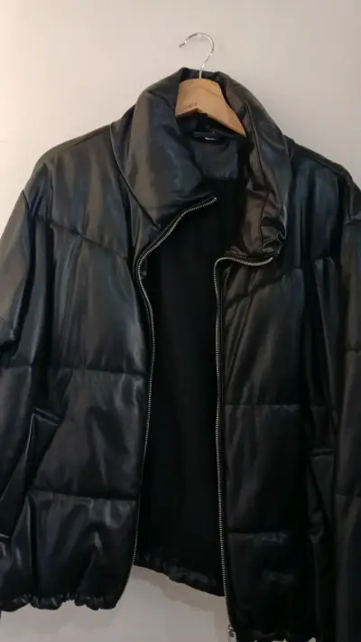 Chaqueta negra acolchada masculina - miniatura 1