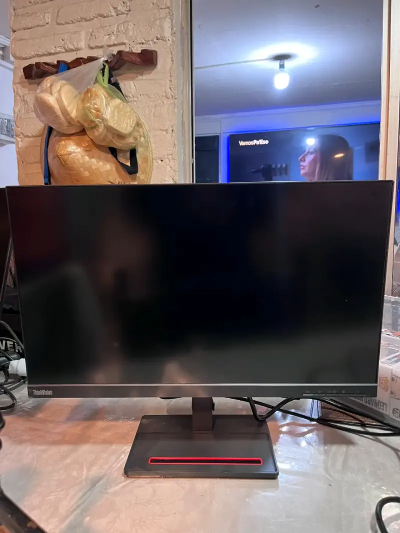 Monitor ThinkVision con base roja - 1