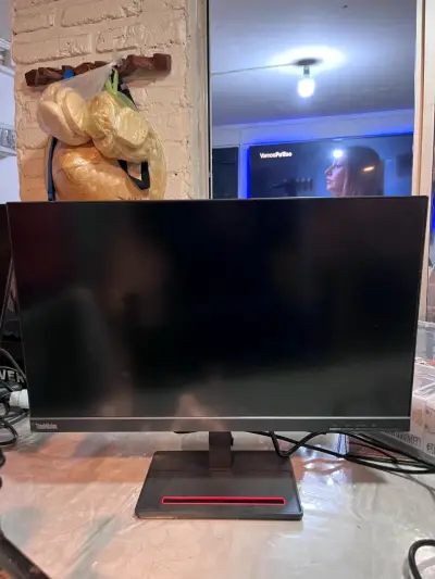 Monitor ThinkVision con base roja - miniatura 1