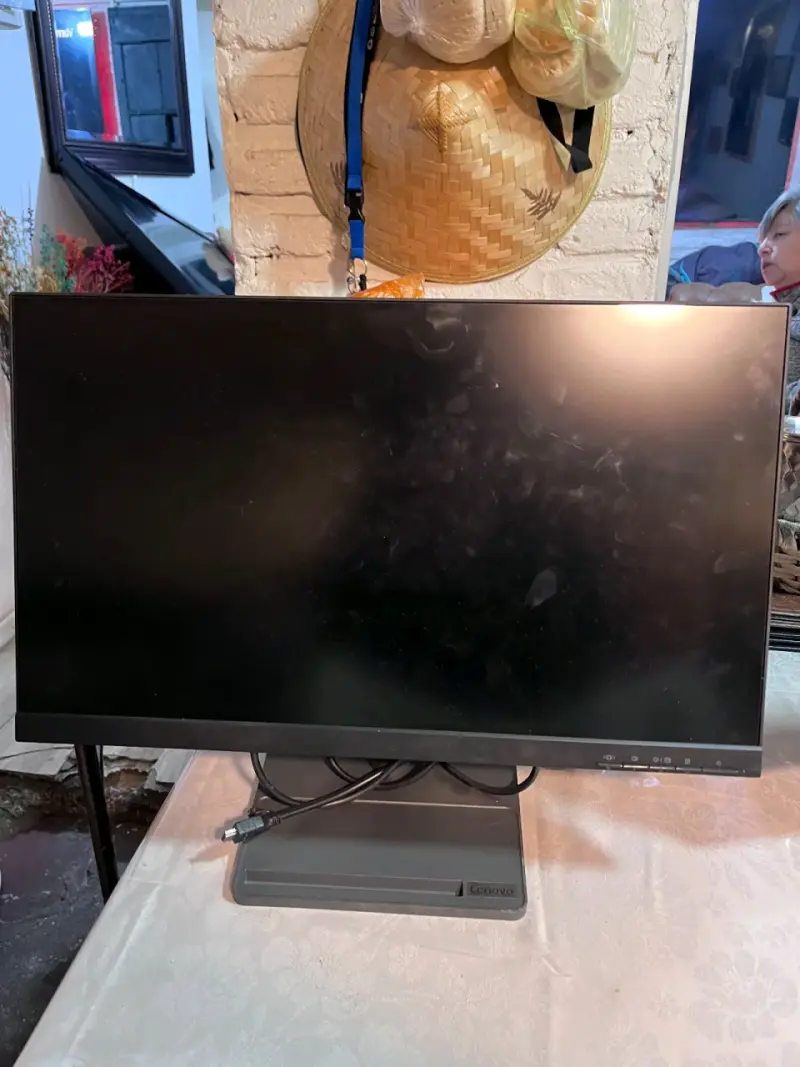 Monitor ThinkVision con base roja - 3