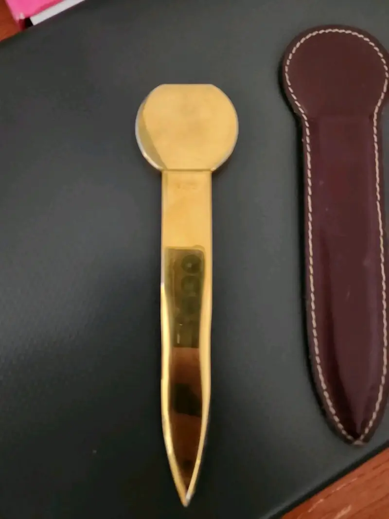 Marcador de libros dorado con funda - 2