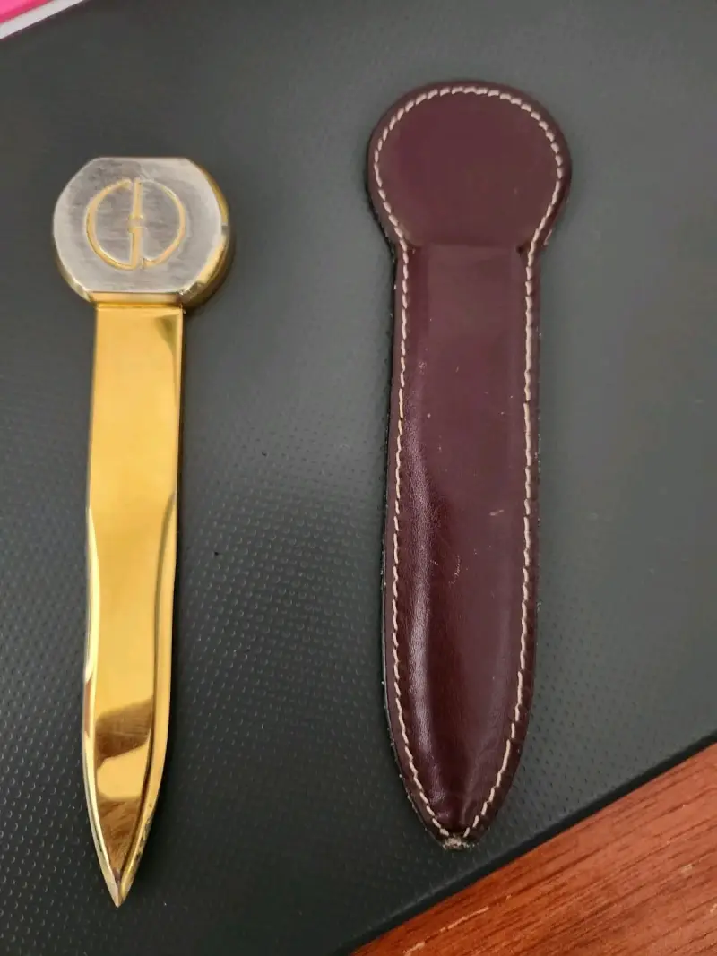 Marcador de libros dorado con funda - 4