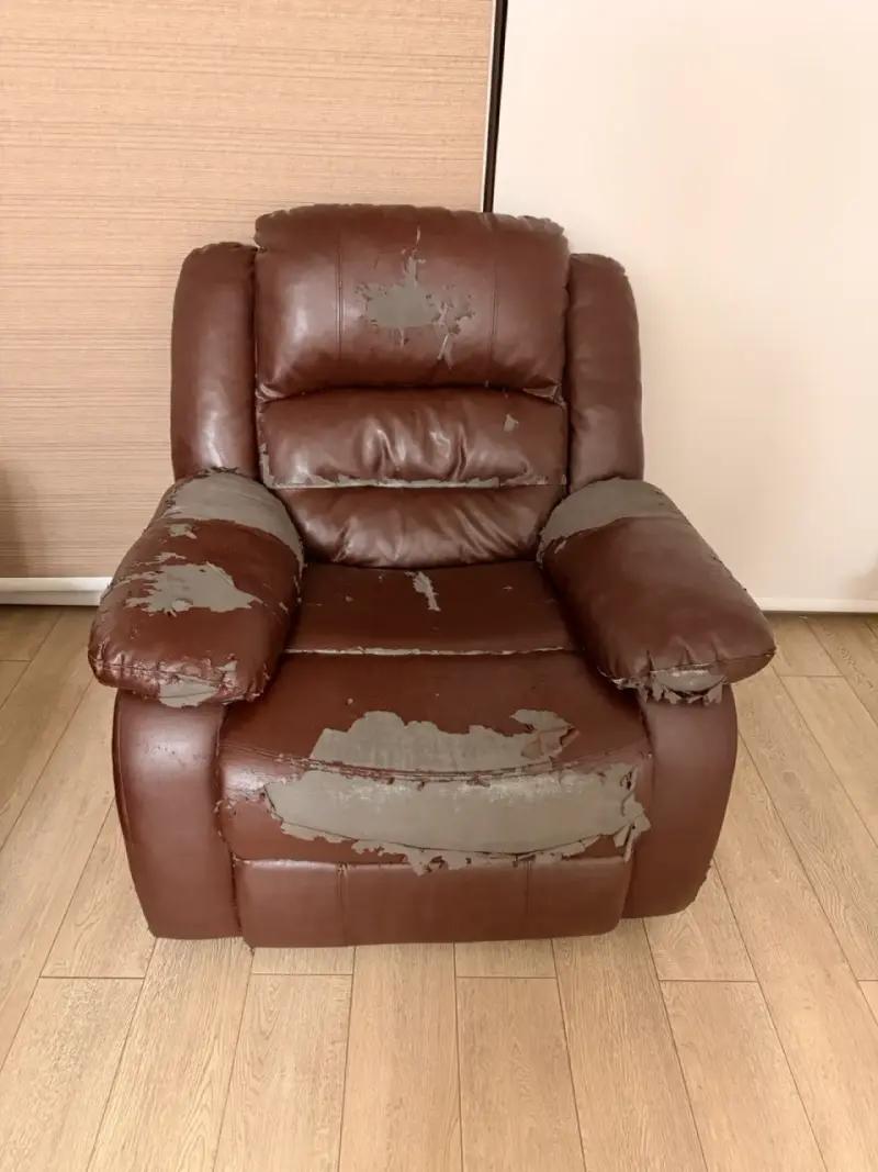 Sillón reclinable desgastado
