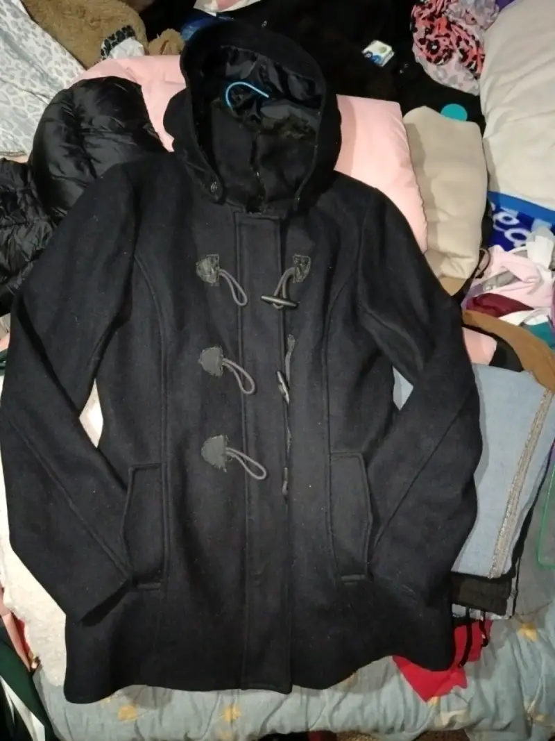 Abrigo negro con capucha - 1