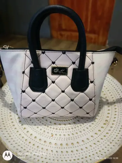 Cartera beige con detalles negros - miniatura 1