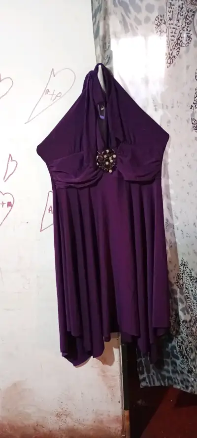 Vestido púrpura con adorno - miniatura 1