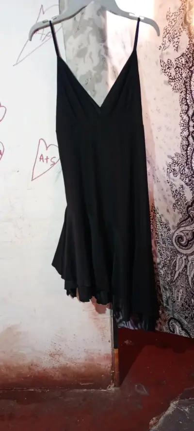 Vestido púrpura con adorno - miniatura 6