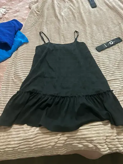 Vestido negro sencillo - miniatura 1