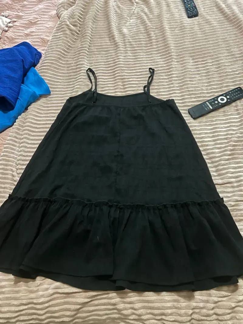Vestido negro sencillo - 2