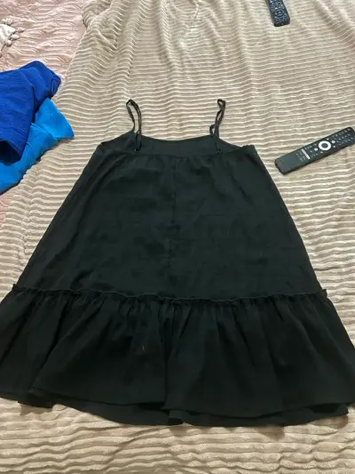 Vestido negro sencillo - miniatura 2
