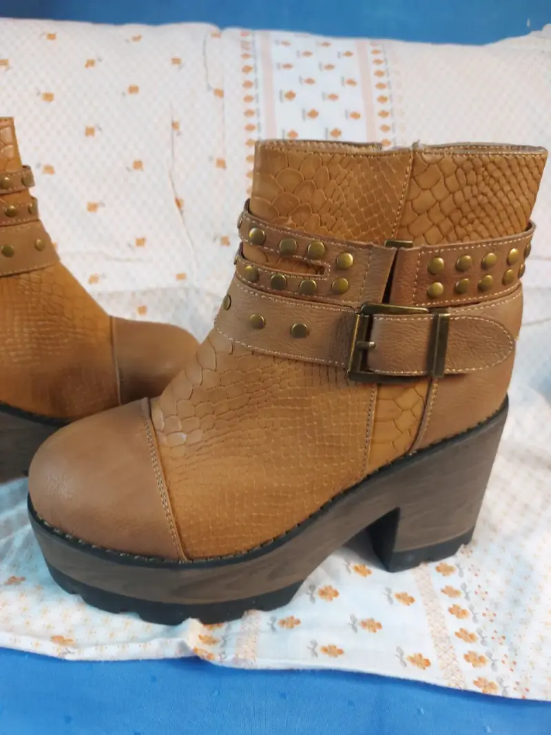 Botines marrón con tachas - 3