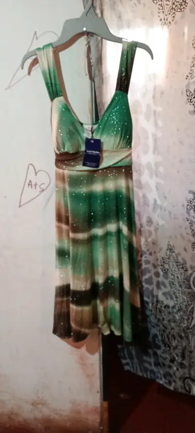 Vestido verde con brillo - miniatura 1