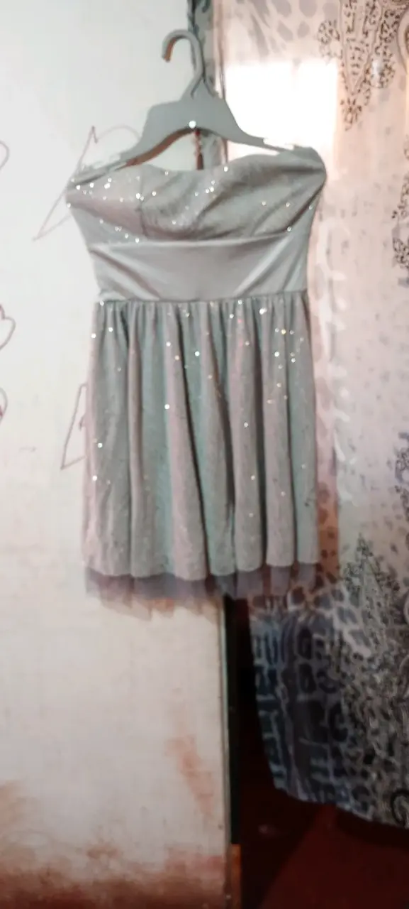 Vestido strapless plateado