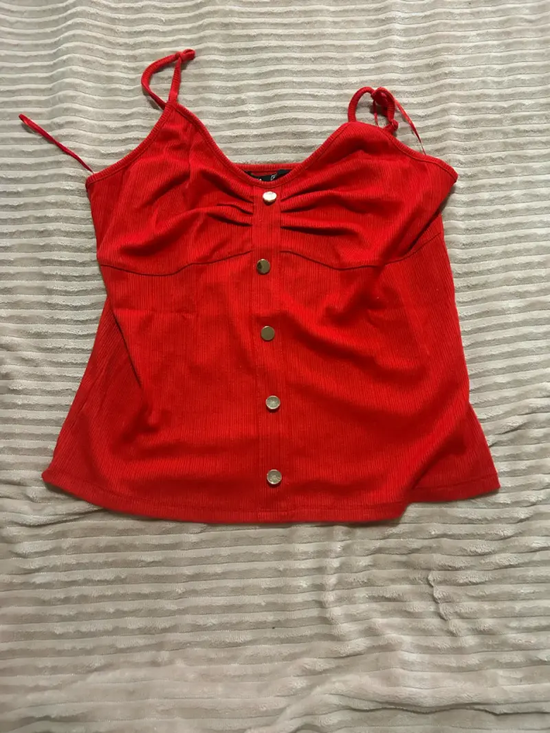 Blusa roja de tirantes con botones - 1