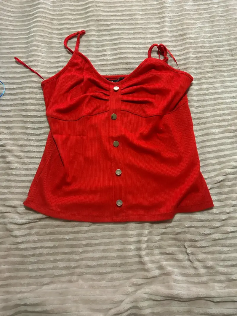 Blusa roja de tirantes con botones - 2