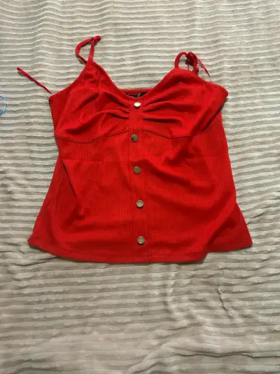 Blusa roja de tirantes con botones - miniatura 2
