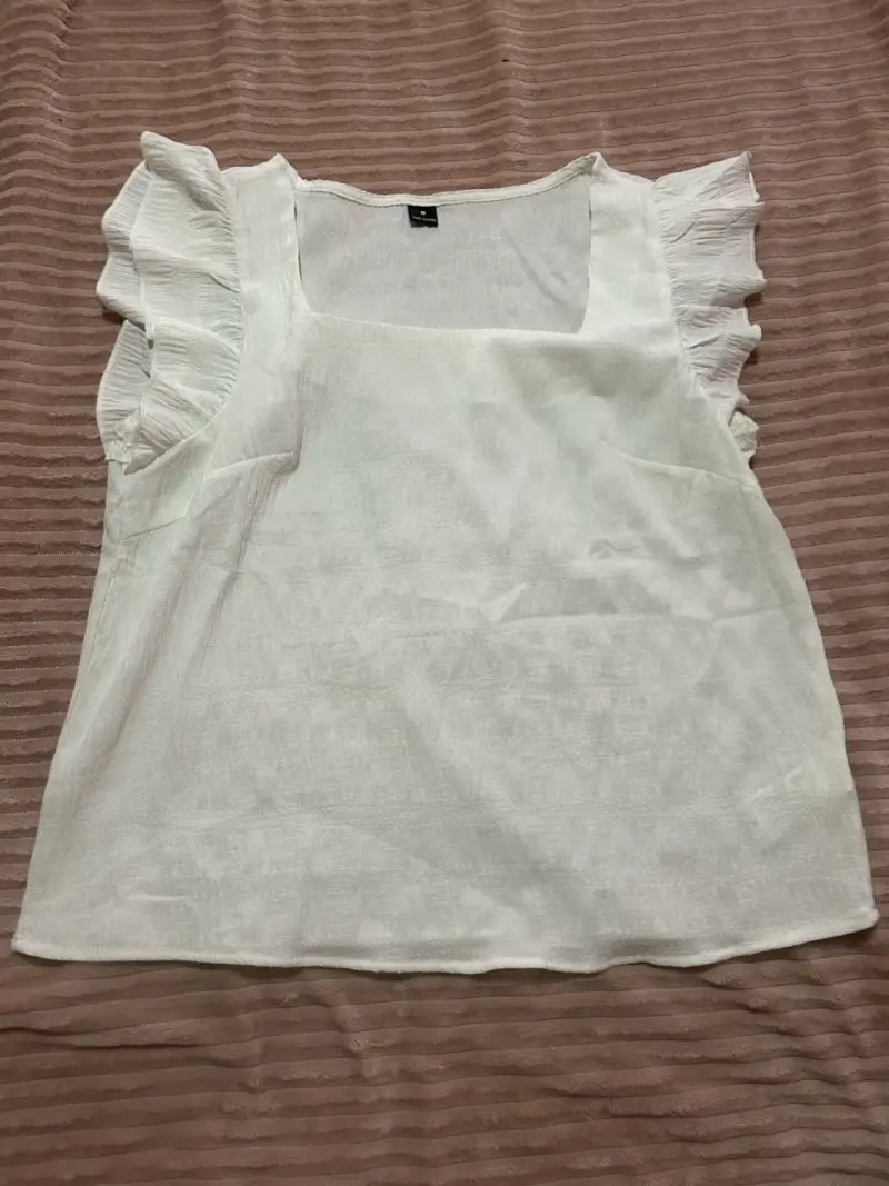 Blusa blanca con volantes