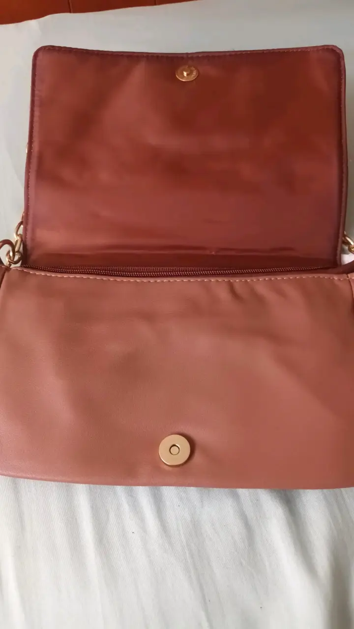 Cartera color terracota con diseño - 2