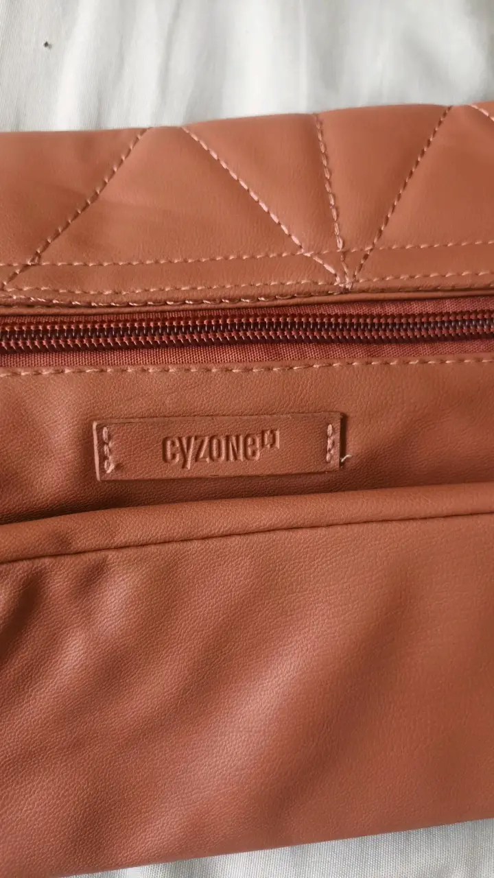 Cartera color terracota con diseño - 3