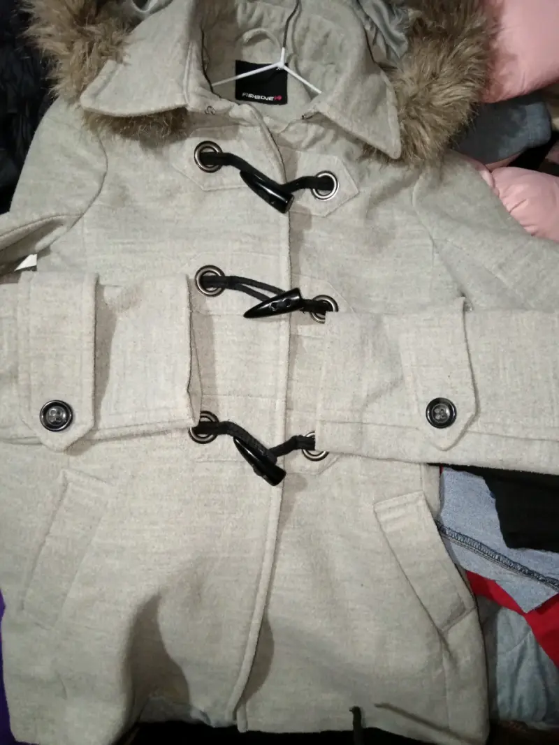 Abrigo beige con capucha - 2