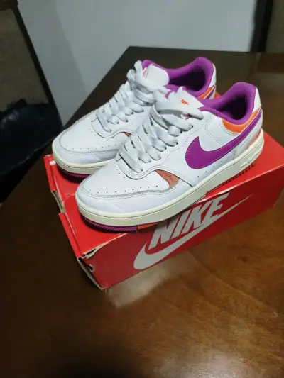 Zapatillas Nike blancas con morado - miniatura 1