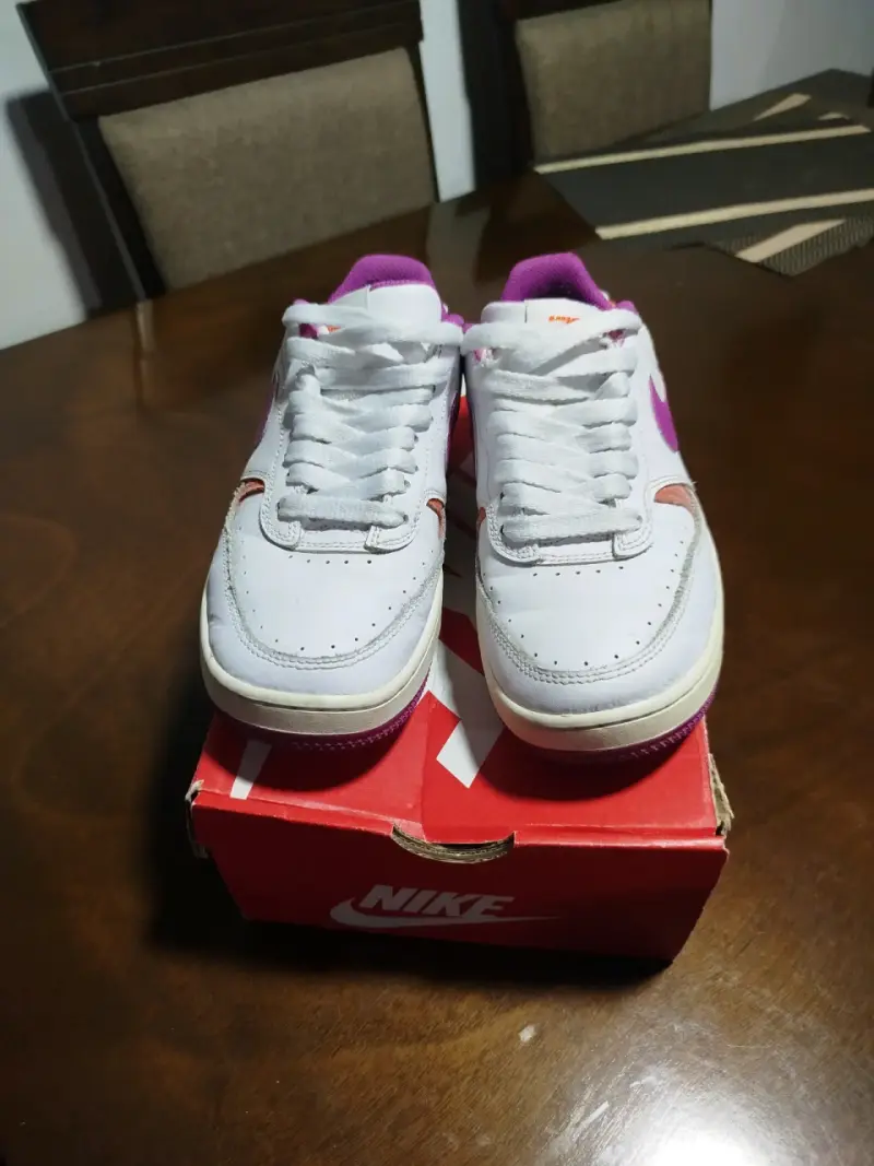 Zapatillas Nike blancas con morado - 2