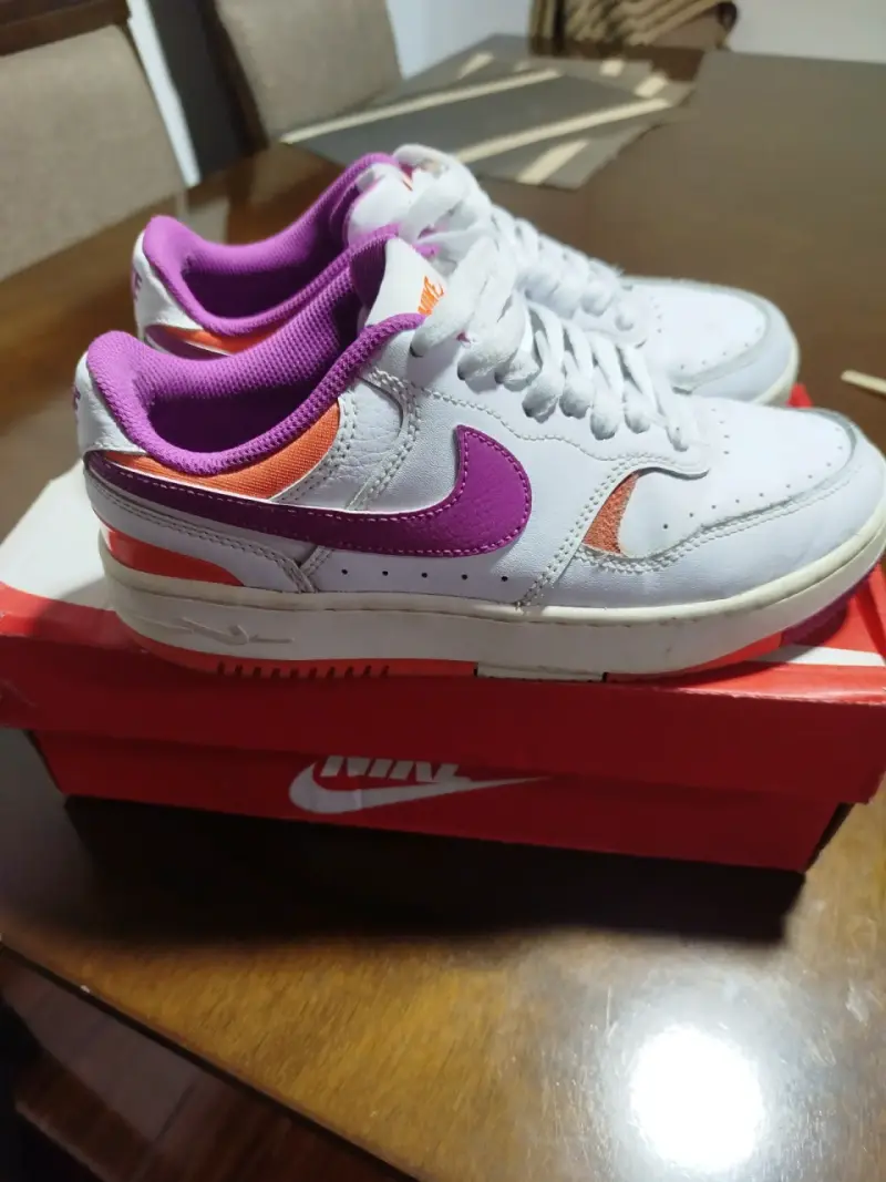 Zapatillas Nike blancas con morado - 3