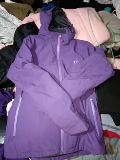 Chaqueta morada impermeable - miniatura 1
