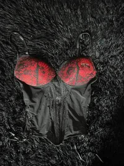 Corset negro y rojo de encaje - miniatura 1