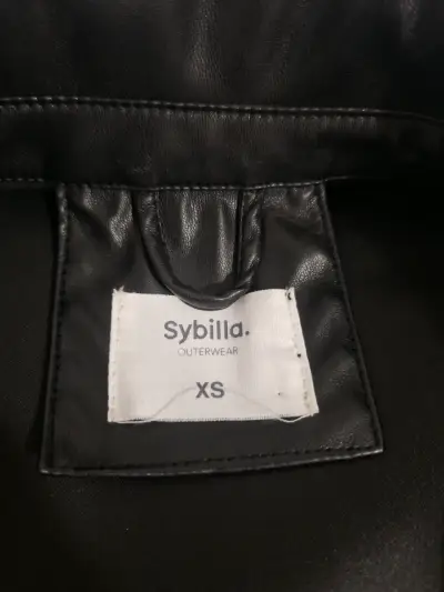 Chaqueta negra de cuero sintético - miniatura 2