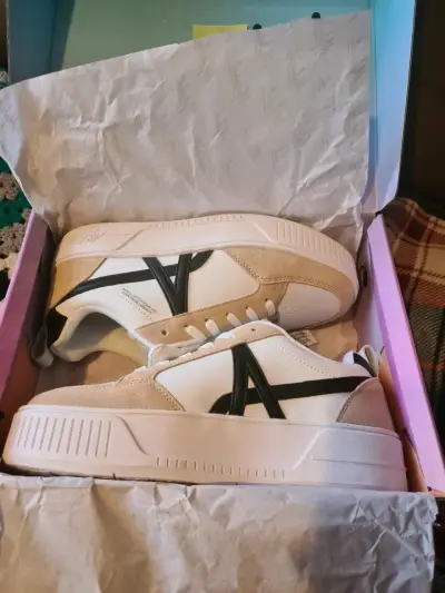 Zapatillas blancas con detalles negros - miniatura 1