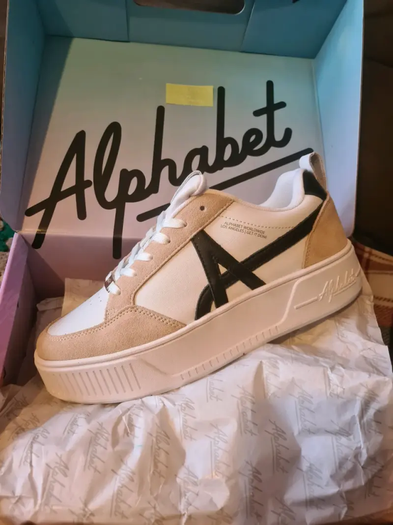 Zapatillas blancas con detalles negros - 2