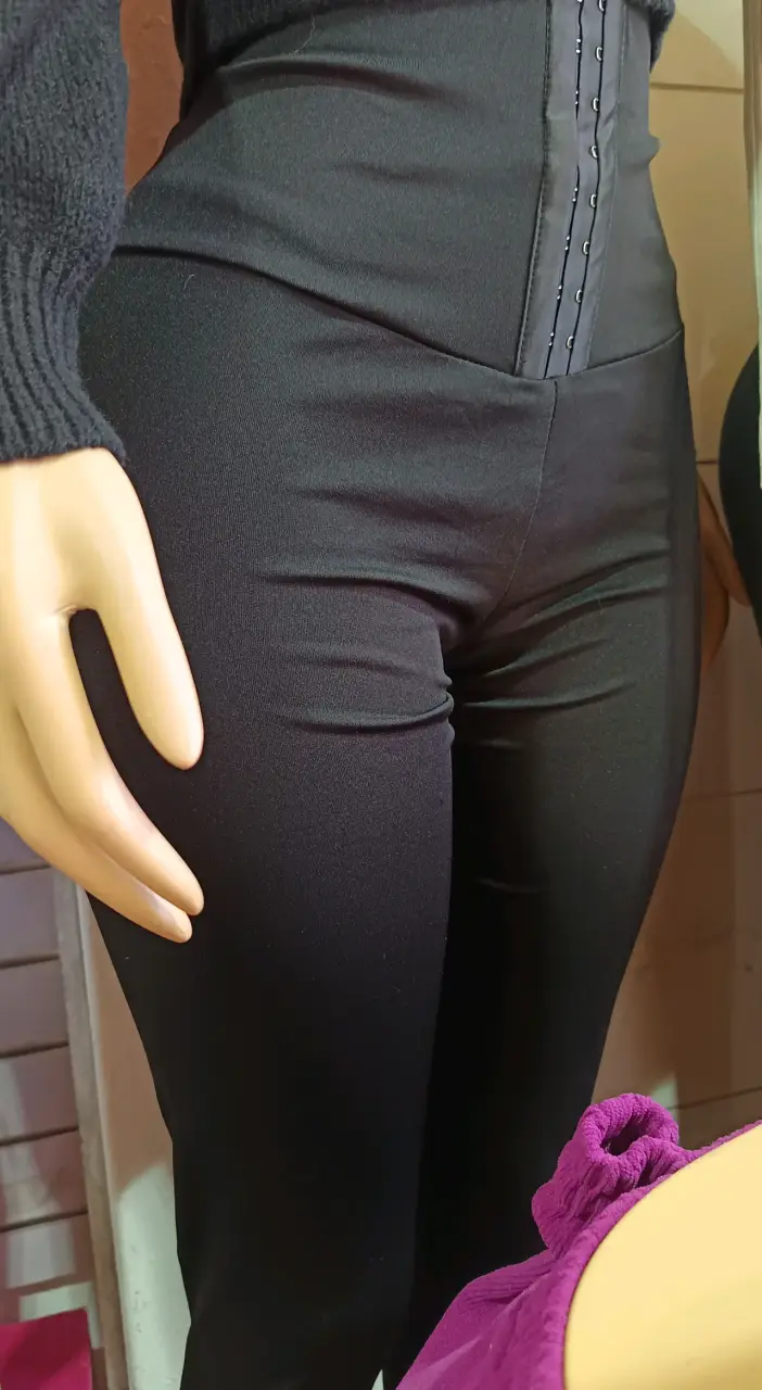 Leggings negros entallados con faja - 4