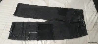 Jeans negros con parches - miniatura 1