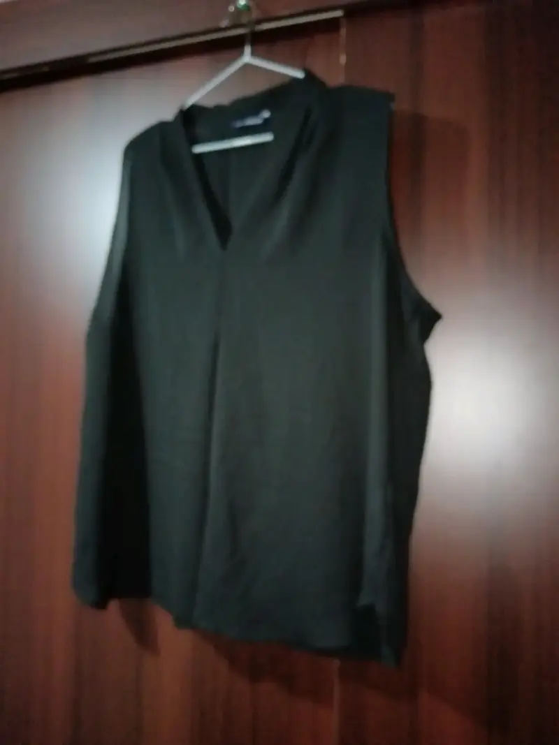 Blusa negra sin mangas