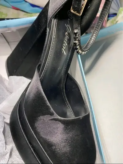 Zapatos de tacón alto negros - miniatura 2