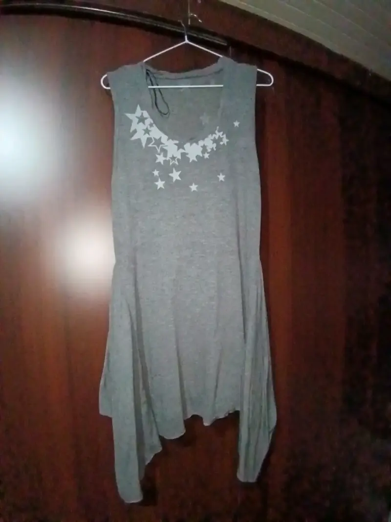 Vestido gris con estrellas