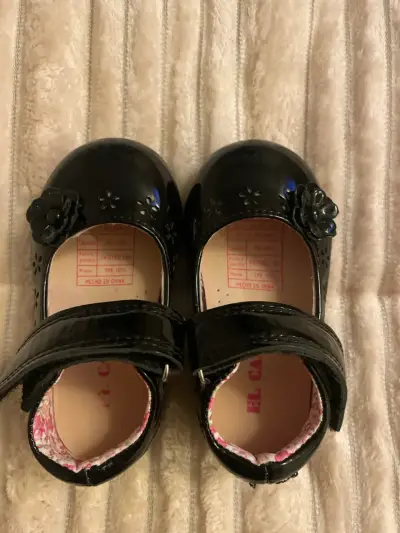 Zapatos de charol negro para niña - miniatura 1