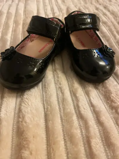 Zapatos de charol negro para niña - miniatura 3