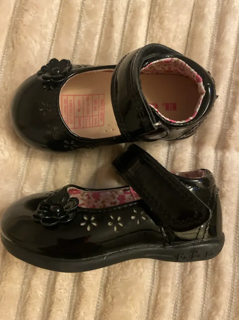 Zapatos de charol negro para niña - 4