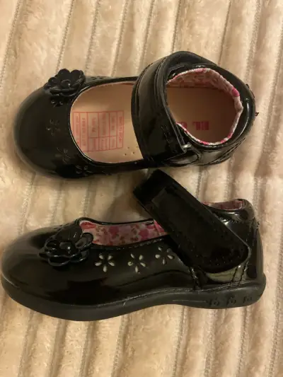Zapatos de charol negro para niña - miniatura 4