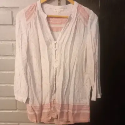 Blusa blanca con detalles rosados - miniatura 1