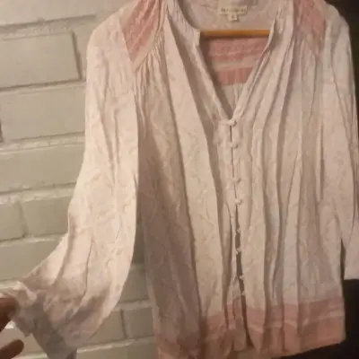 Blusa blanca con detalles rosados - miniatura 2