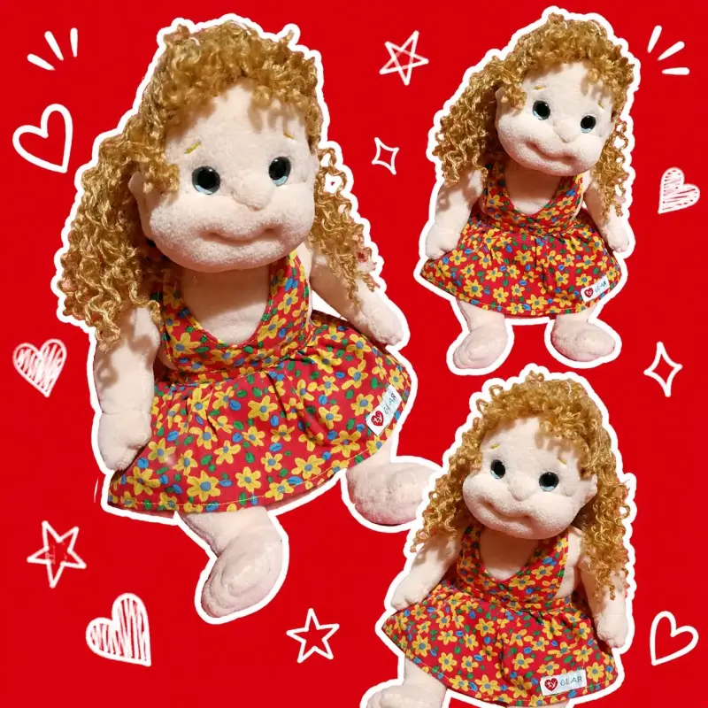 Muñeca de peluche con vestido floral - 1
