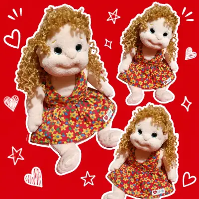 Muñeca de peluche con vestido floral - miniatura 1