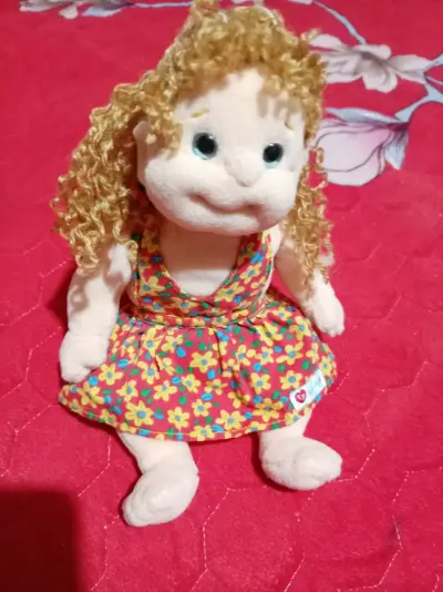 Muñeca de peluche con vestido floral - miniatura 2